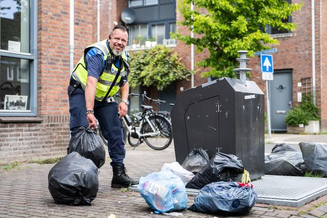 Ambtenaar verzameld afval